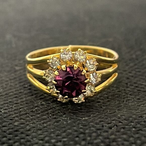 Beautiful ring with a purple rhinestone - Picture 1 of 5